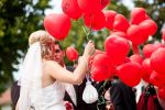 hochzeitspaar-ballons-steigen